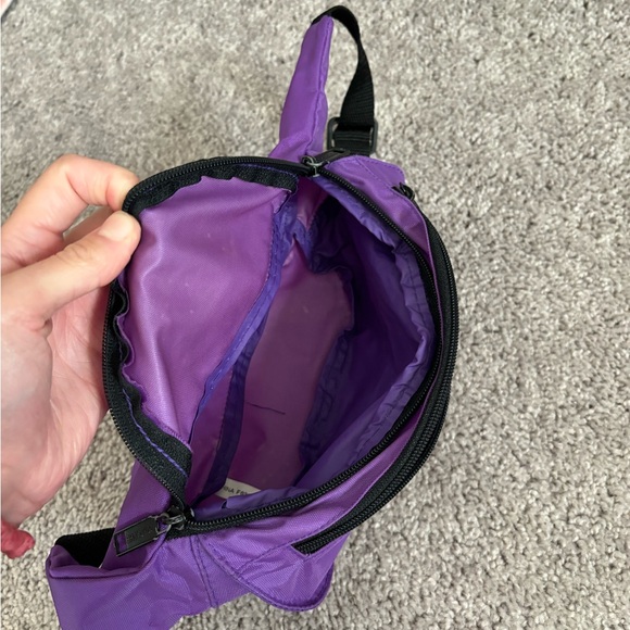 90s Jordache Fanny pack
Excellent condition! Zippered bag w/ adjustable straps - Picture 5 of 6